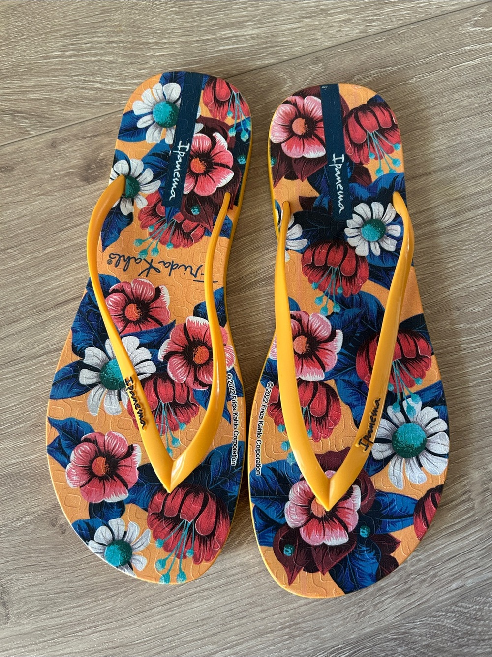 Ipanema Women's Yellow Floral Pattern Sandals Friday Kahlo, Sz.8.